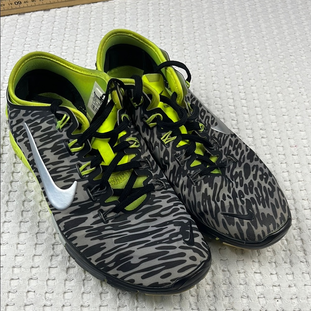Nike Ladies Size 8.5 Leopard Print / Green Athletic Shoes Pre Owned